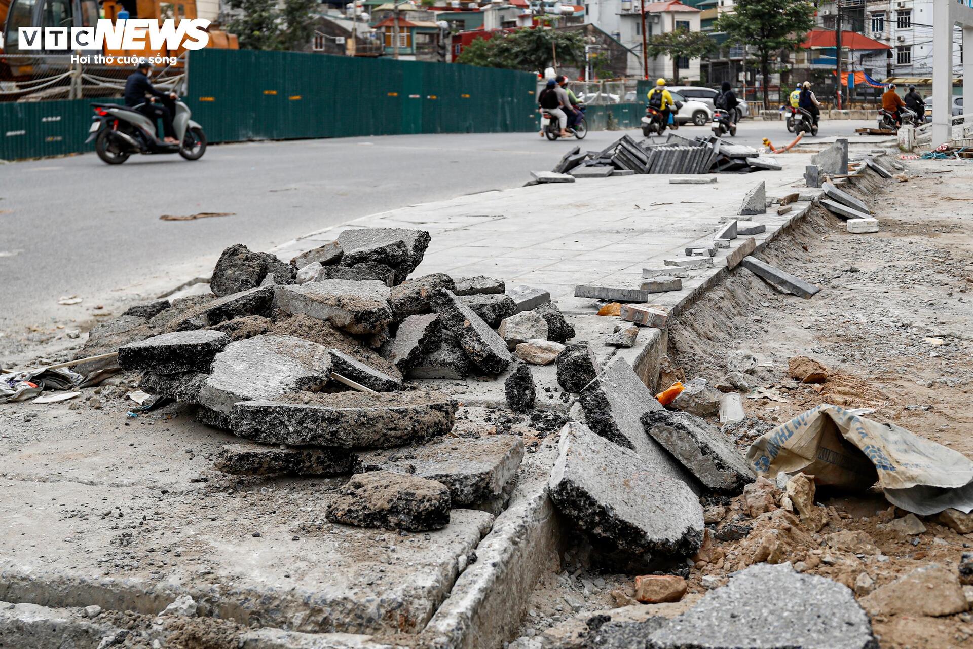 Cận cảnh vỉa hè Hà Nội vỡ nát, chuẩn bị được thay 'áo mới' đồng loạt - Ảnh 4