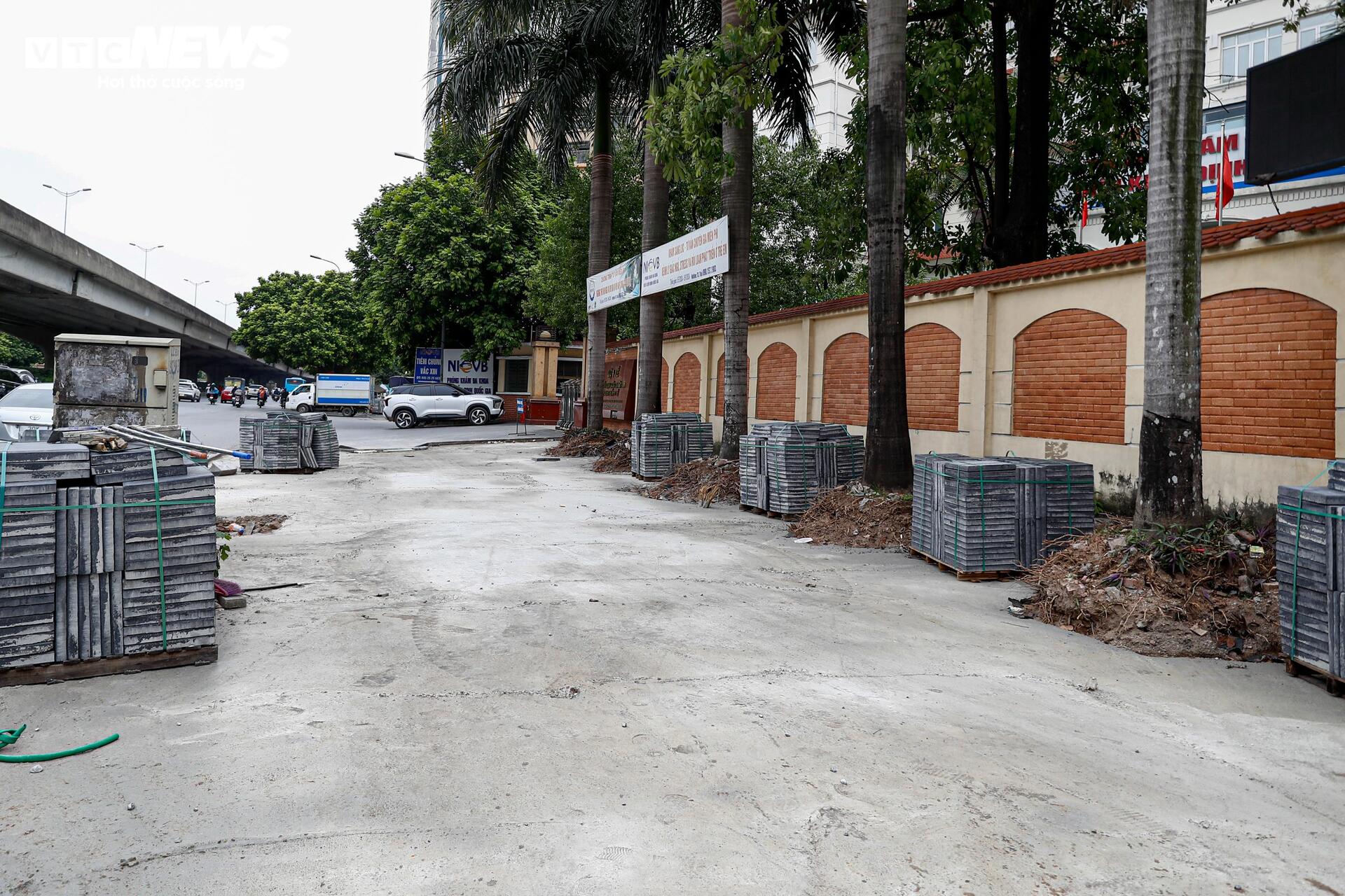 Cận cảnh vỉa hè Hà Nội vỡ nát, chuẩn bị được thay 'áo mới' đồng loạt - Ảnh 11