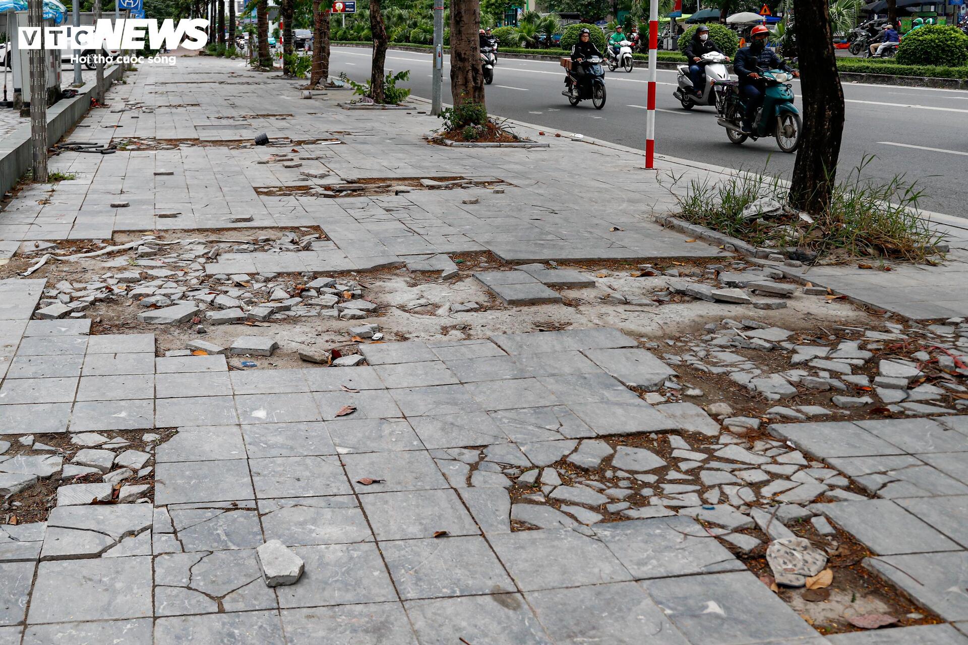 Cận cảnh vỉa hè Hà Nội vỡ nát, chuẩn bị được thay 'áo mới' đồng loạt - Ảnh 14