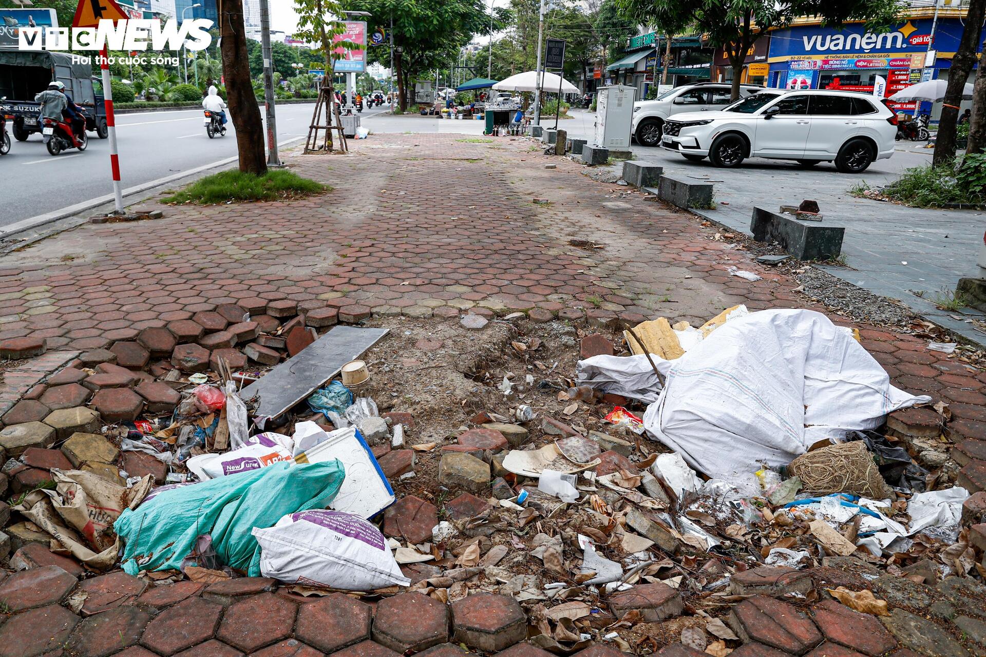 Cận cảnh vỉa hè Hà Nội vỡ nát, chuẩn bị được thay 'áo mới' đồng loạt - Ảnh 17