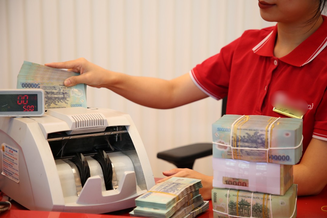 Lãi suất gửi tiết kiệm thấp, ngân hàng "quay xe" huy động vốn qua kênh trái phiếu - Ảnh 1