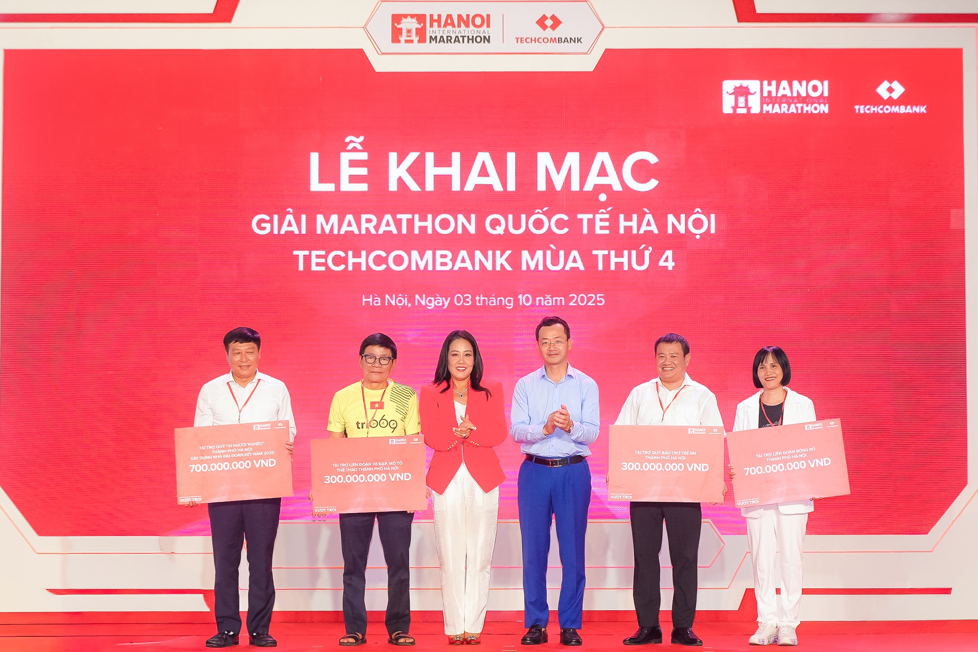 Khai mạc Giải Marathon Quốc tế Hà Nội Techcombank mùa thứ 4: Hơn 13.000 vận động viên, lần đầu tiên ứng dụng công nghệ AI trên đường chạy để tạo video cá nhân miễn phí cho tất cả VĐV - Ảnh 1