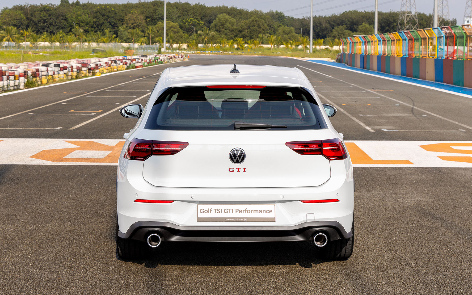 Volkswagen Golf ra mắt Việt Nam: Giá từ 798 triệu đồng, 6 phiên bản, mạnh nhất gần 320hp, thách thức Civic - Ảnh 2