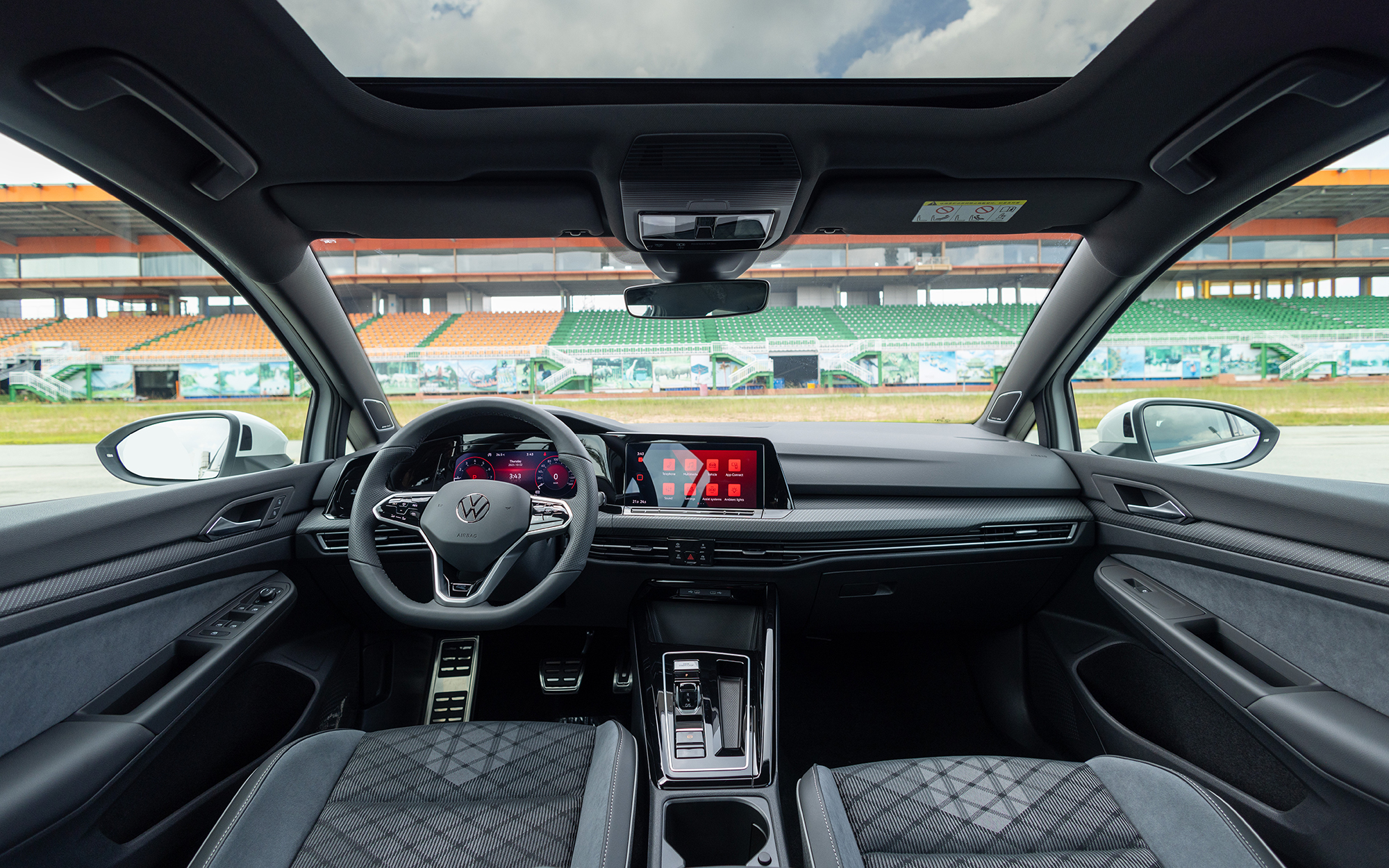 Volkswagen Golf ra mắt Việt Nam: Giá từ 798 triệu đồng, 6 phiên bản, mạnh nhất gần 320hp, thách thức Civic - Ảnh 10