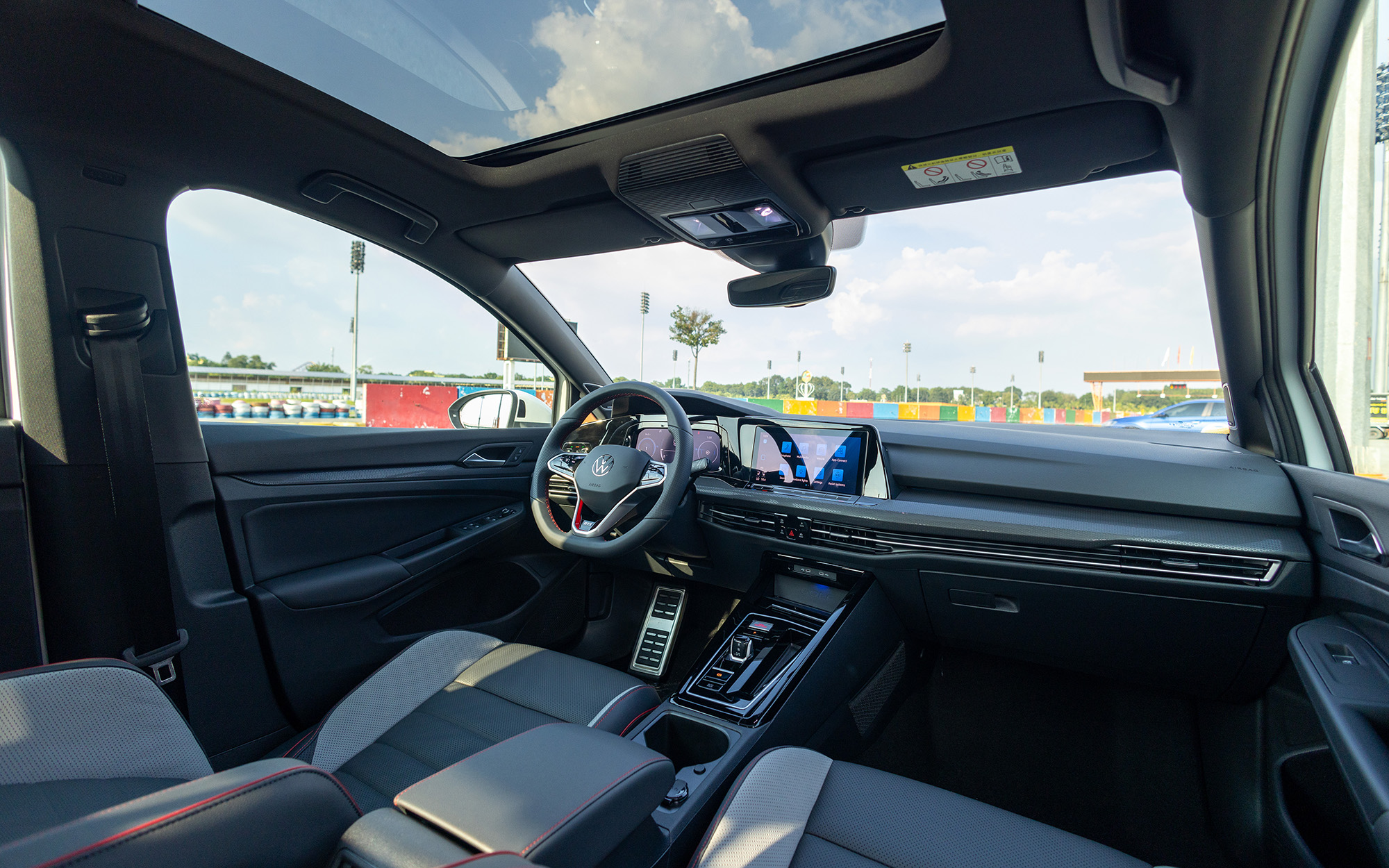 Volkswagen Golf ra mắt Việt Nam: Giá từ 798 triệu đồng, 6 phiên bản, mạnh nhất gần 320hp, thách thức Civic - Ảnh 11