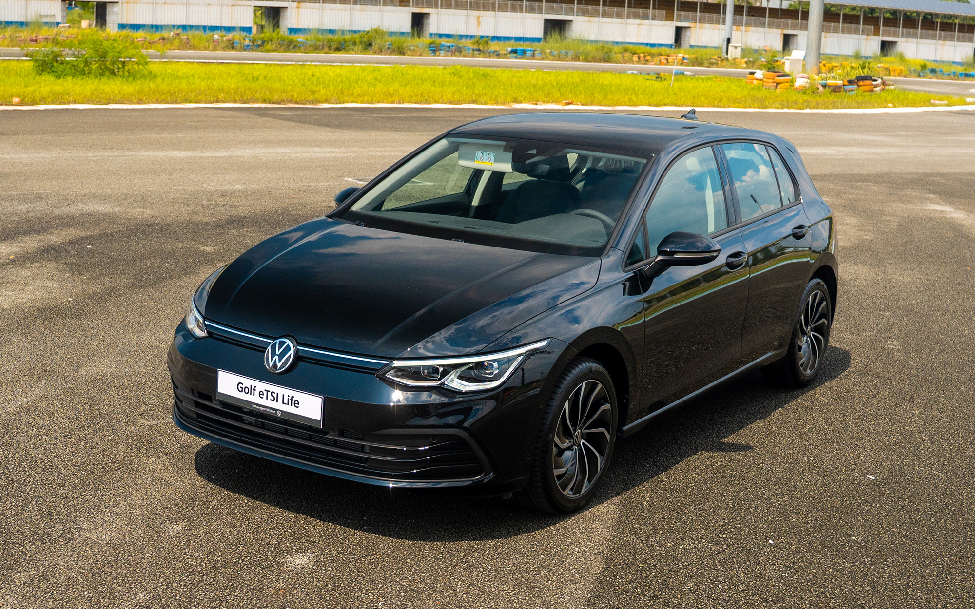 Volkswagen Golf ra mắt Việt Nam: Giá từ 798 triệu đồng, 6 phiên bản, mạnh nhất gần 320hp, thách thức Civic - Ảnh 9