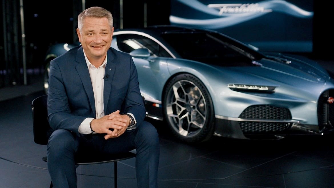 Tesla sản xuất một chiếc xe mất 17 giây, còn hãng này lại mất 300 giờ mới chế tạo xong một chiếc tay nắm cửa ô tô - Ảnh 1