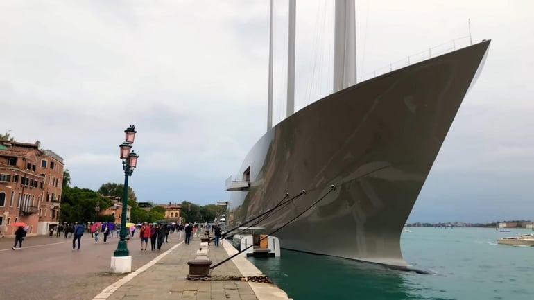 Bị 'giam lỏng' tại Ý hơn 3 năm, siêu du thuyền trị giá 600 triệu USD của tỷ phú Nga vẫn âm thầm đốt 4 tấn dầu diesel mỗi ngày chỉ để chạy điều hoà, máy phát điện - Ảnh 4