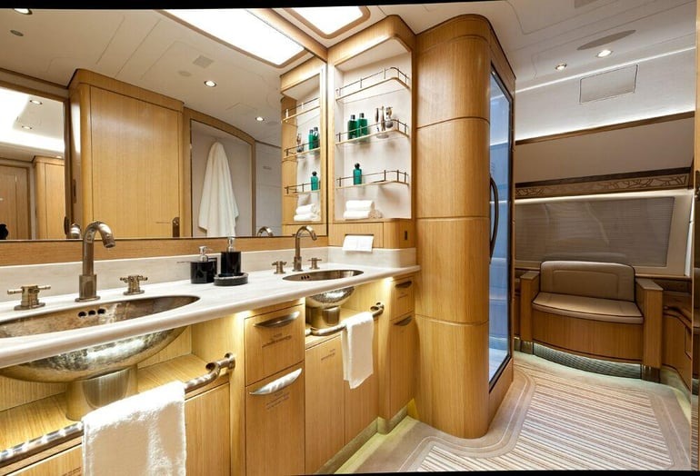 Doanh nhân Ả Rập đặt mua chiếc máy bay riêng lớn nhất thế giới, biến nó thành 'cung điện bay' cho 80 người - nhưng chưa kịp đặt chân lên đã phá sản - Ảnh 6