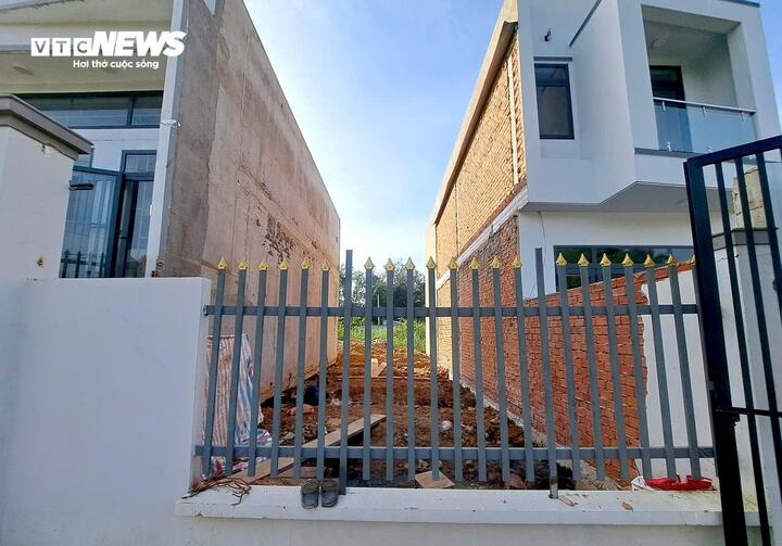 Vụ xây nhầm nhà trên đất người khác ở TP.HCM: Di dời xong ngôi nhà - Ảnh 2