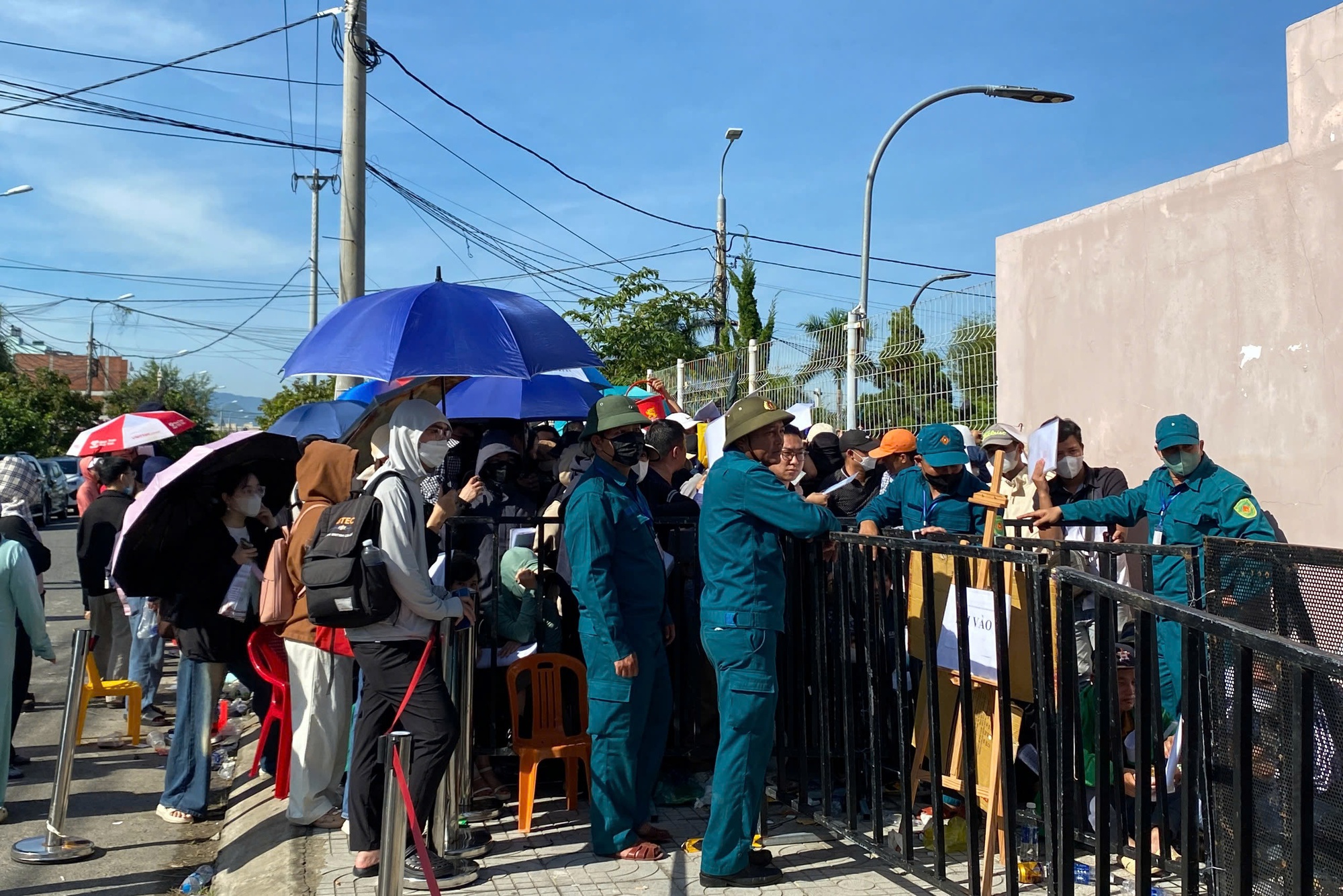 Sở Xây dựng Đà Nẵng nói gì về tình trạng chen lấn nộp hồ sơ mua nhà ở xã hội? - Ảnh 1