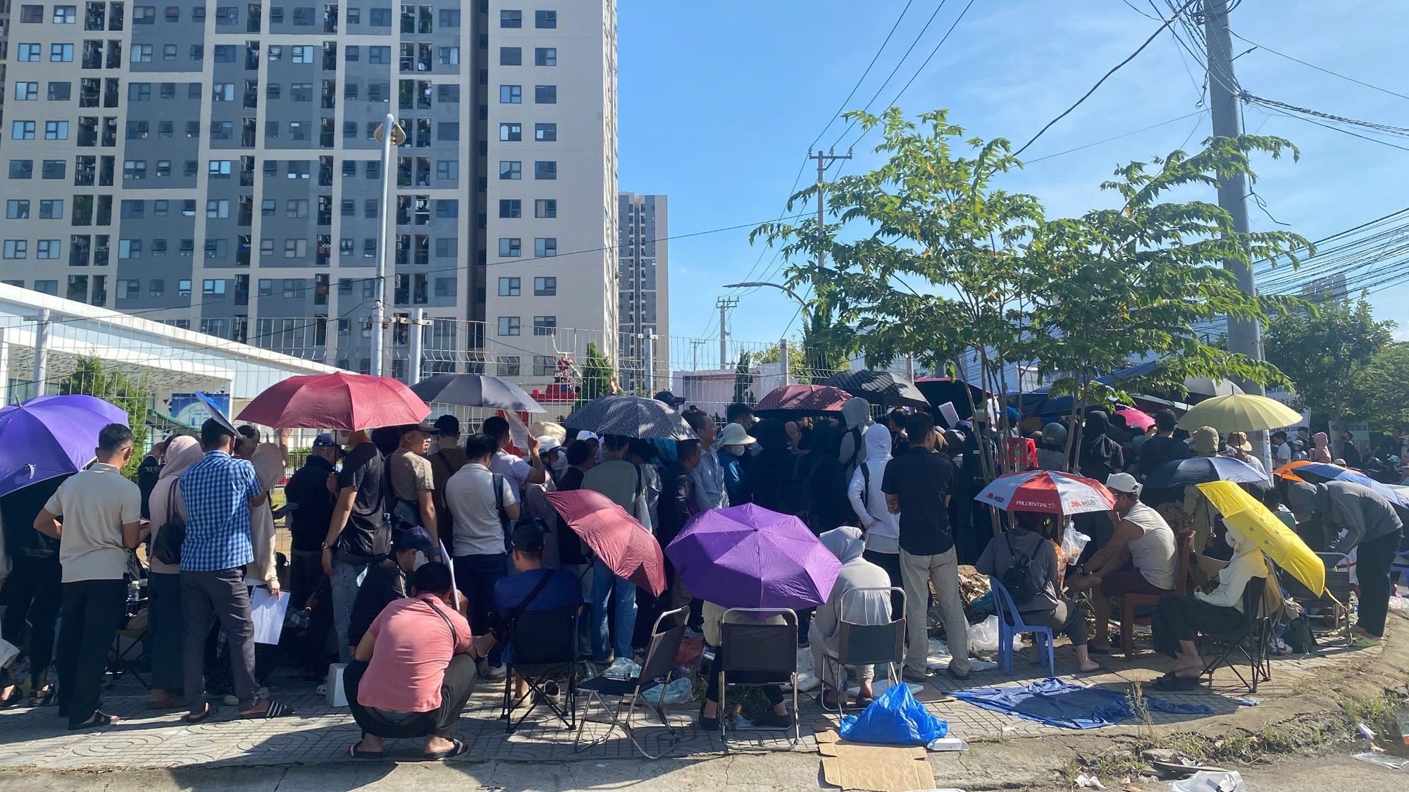 Đà Nẵng: Người dân xếp hàng từ tờ mờ sáng nộp hồ sơ mua nhà ở xã hội - Ảnh 3