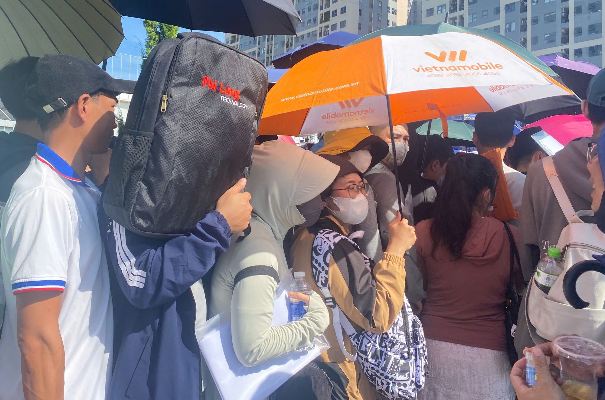 Đà Nẵng: Người dân xếp hàng từ tờ mờ sáng nộp hồ sơ mua nhà ở xã hội - Ảnh 1