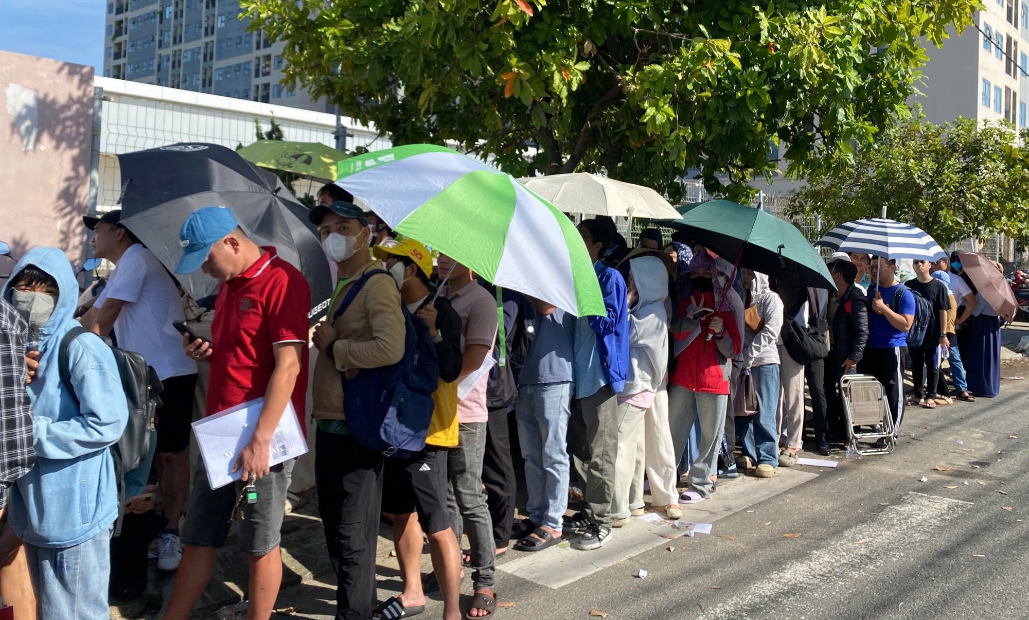 Đà Nẵng: Người dân xếp hàng từ tờ mờ sáng nộp hồ sơ mua nhà ở xã hội - Ảnh 2