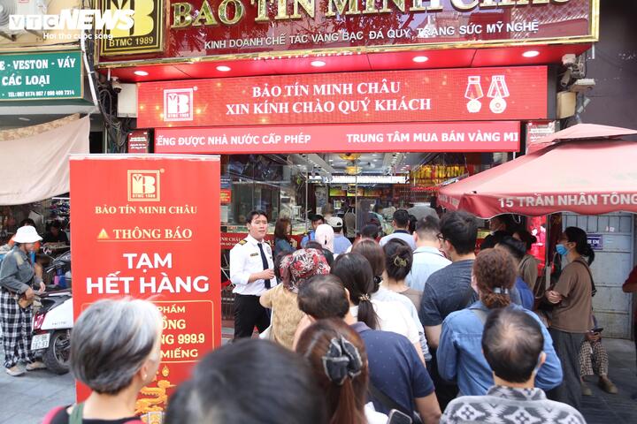 Vàng vượt 152 triệu/lượng: Bị hạn chế 2 ngày mới được mua, khách quay ra ôm bạc - Ảnh 1