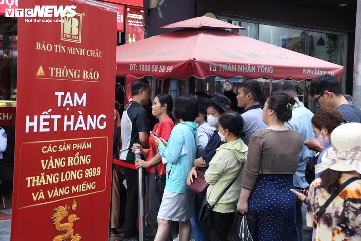 Vàng vượt 152 triệu/lượng: Bị hạn chế 2 ngày mới được mua, khách quay ra ôm bạc - Ảnh 2