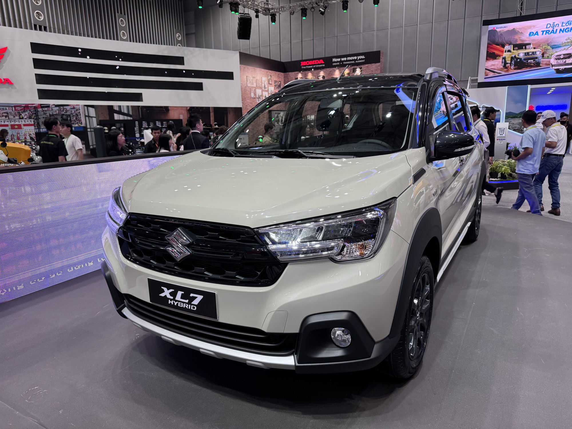 Nhiều mẫu xe 7 chỗ có giá ngang xe 4 chỗ - Ảnh 2