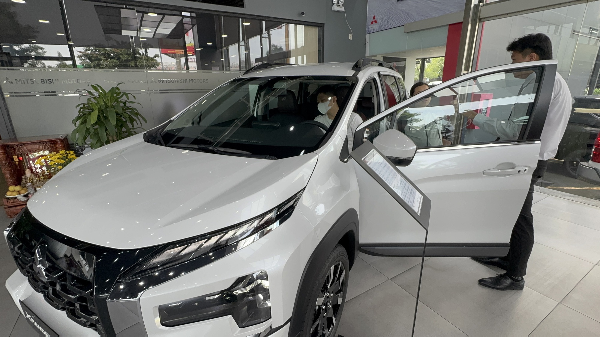 Nhiều mẫu xe 7 chỗ có giá ngang xe 4 chỗ - Ảnh 1