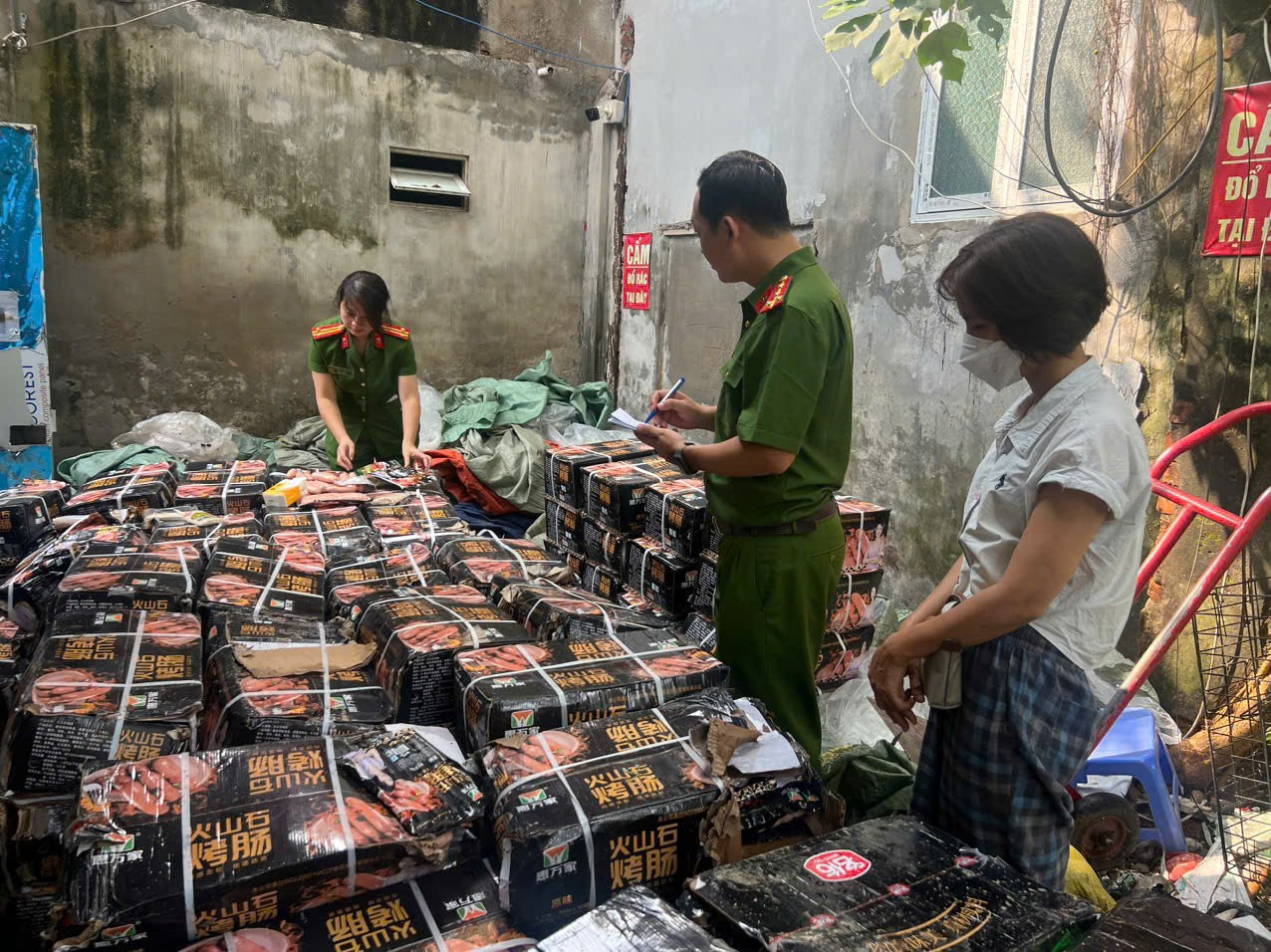 Phát hiện gần 1,7 tấn xúc xích không rõ nguồn gốc ở Hà Nội - Ảnh 1
