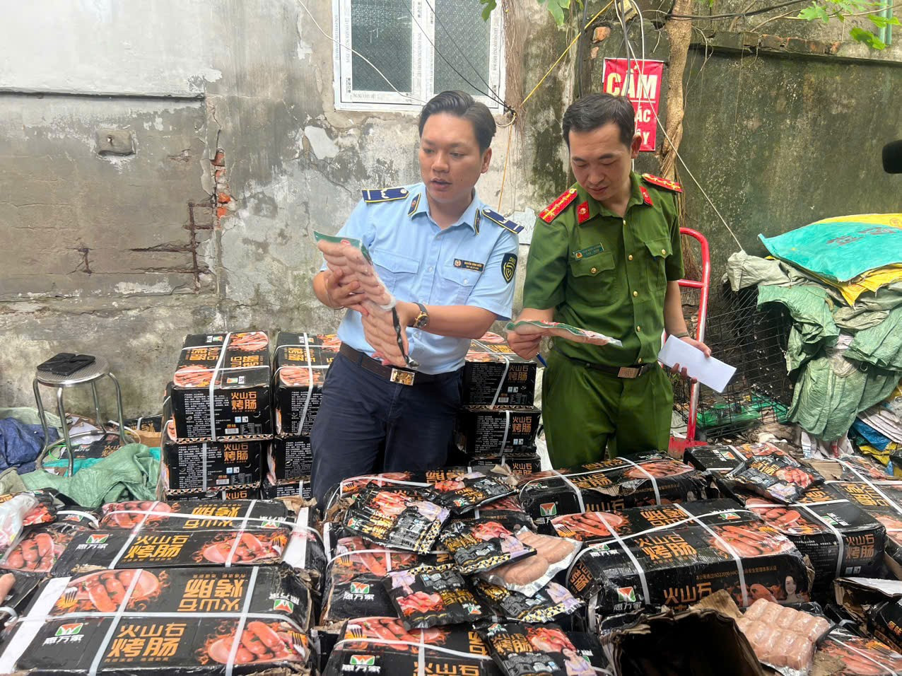 Phát hiện gần 1,7 tấn xúc xích không rõ nguồn gốc ở Hà Nội - Ảnh 2