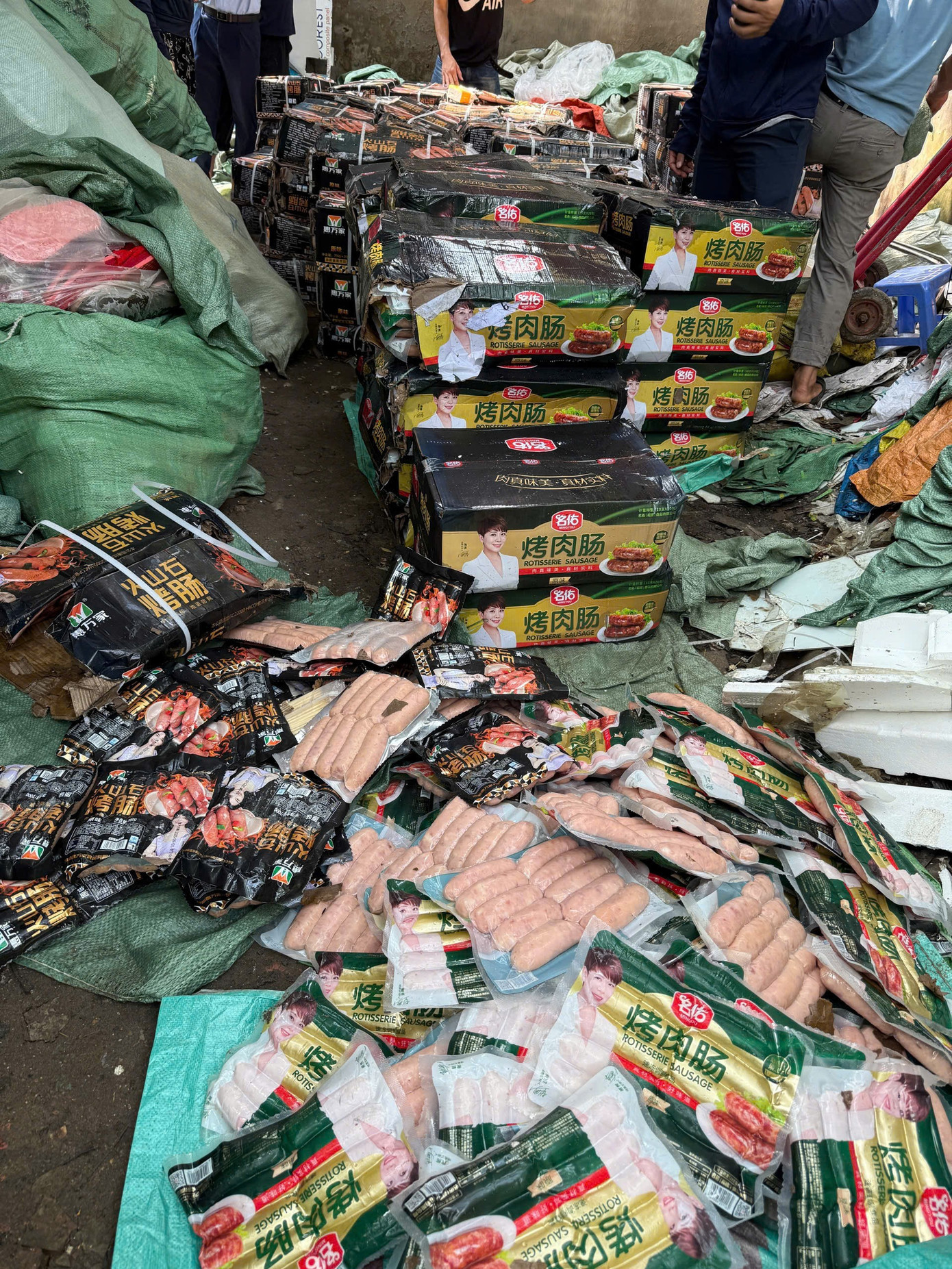 Phát hiện gần 1,7 tấn xúc xích không rõ nguồn gốc ở Hà Nội - Ảnh 3