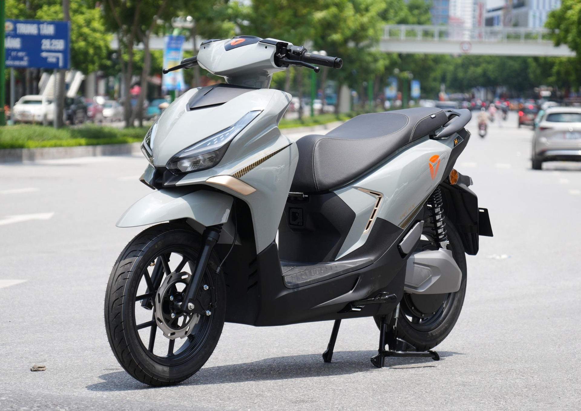 Có 30 triệu mua xe máy điện, mẫu nào đi xa nhất, sạc nhanh nhất? Xe Việt Nam và Trung Quốc, mua xe nào? - Ảnh 7