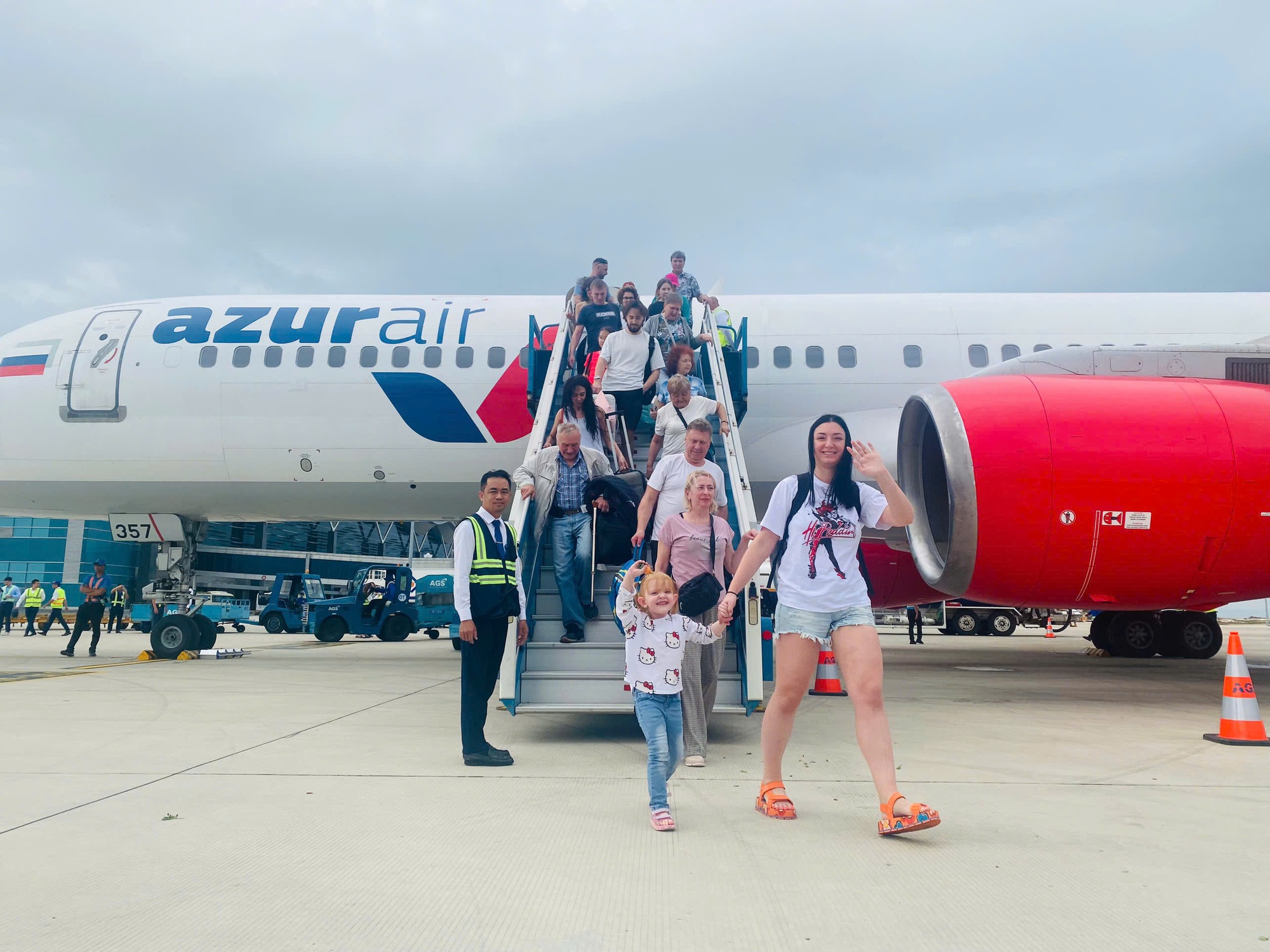 Tình trạng ùn tắc xảy ra khi làm thủ tục xuất, nhập cảnh tại sân bay Cam Ranh - Ảnh 2