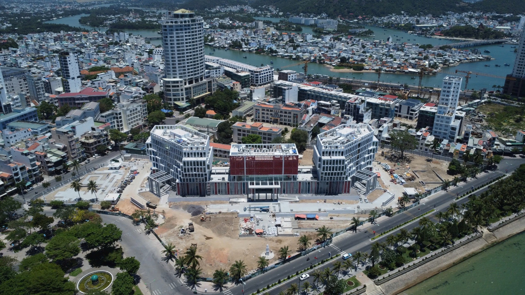 Làm rõ tính pháp lý việc thu hồi đất của 32 hộ dân để mở rộng trụ sở ở tỉnh Khánh Hòa - Ảnh 1