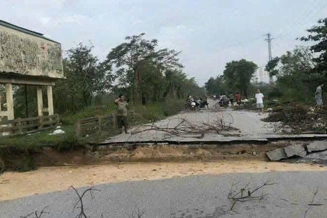 Vỡ bờ sông Vinh, nước ào ạt tràn vào khu đô thị - Ảnh 1