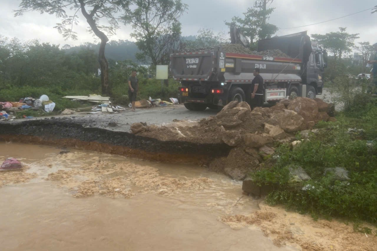 Vỡ bờ sông Vinh, nước ào ạt tràn vào khu đô thị - Ảnh 2