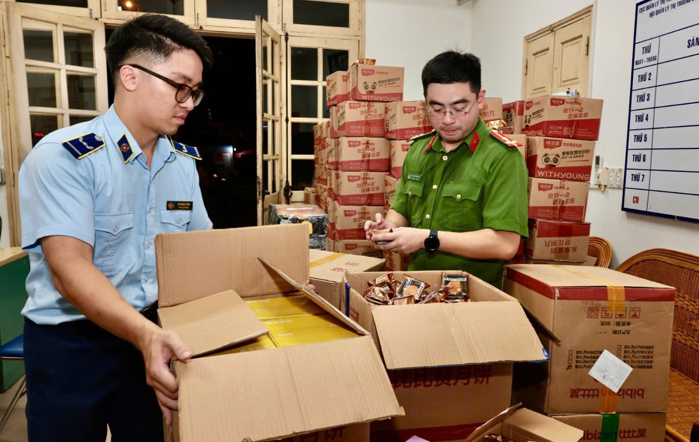 Hà Nội phát hiện gần 4.000 chiếc bánh trung thu nhập lậu - Ảnh 1