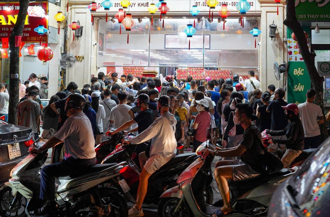 Hà Nội: Đông nghịt người xếp hàng mua bánh Trung thu - Ảnh 1