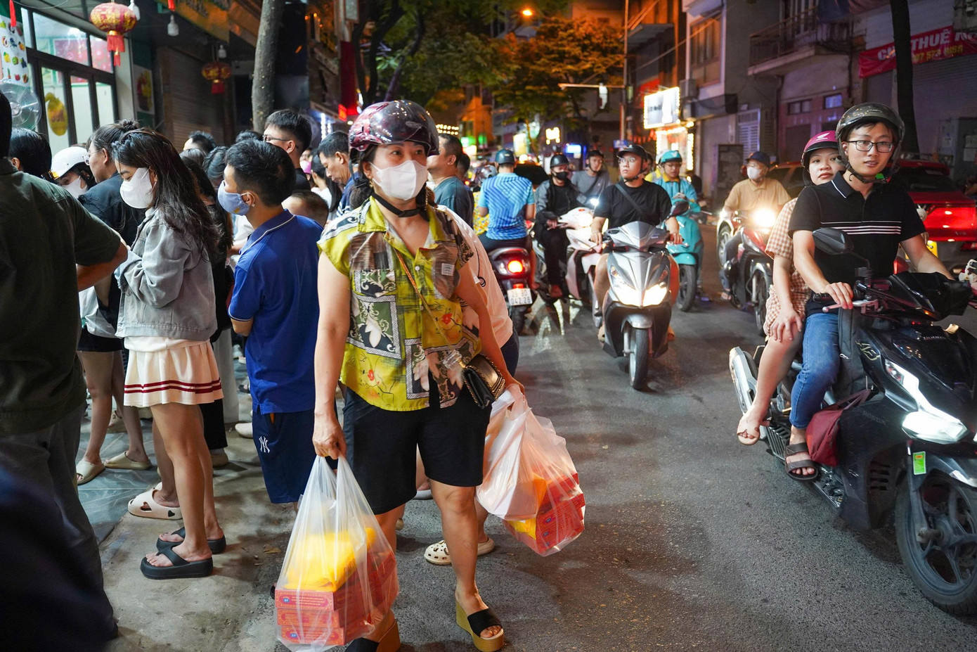 Hà Nội: Đông nghịt người xếp hàng mua bánh Trung thu - Ảnh 9