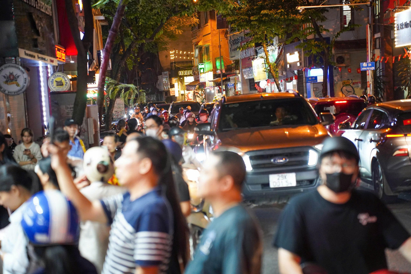 Hà Nội: Đông nghịt người xếp hàng mua bánh Trung thu - Ảnh 2