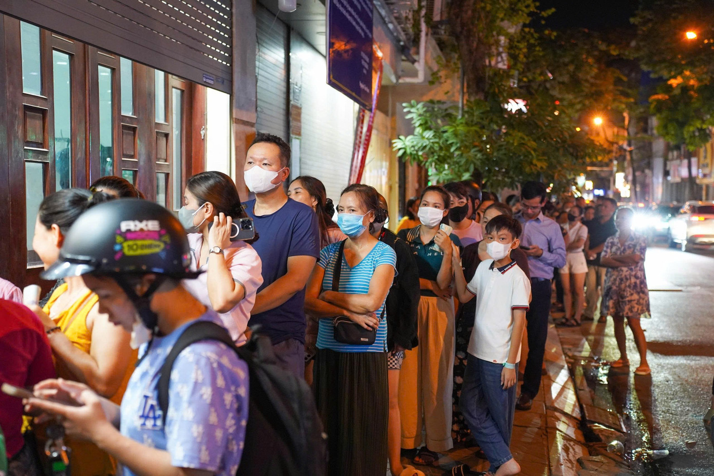 Hà Nội: Đông nghịt người xếp hàng mua bánh Trung thu - Ảnh 3