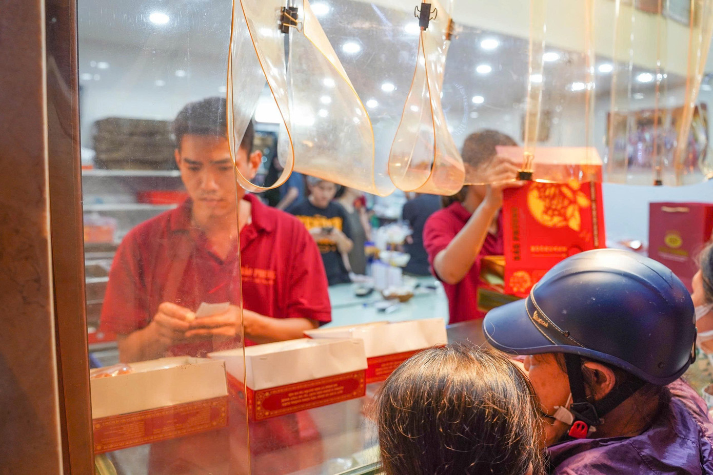 Hà Nội: Đông nghịt người xếp hàng mua bánh Trung thu - Ảnh 6