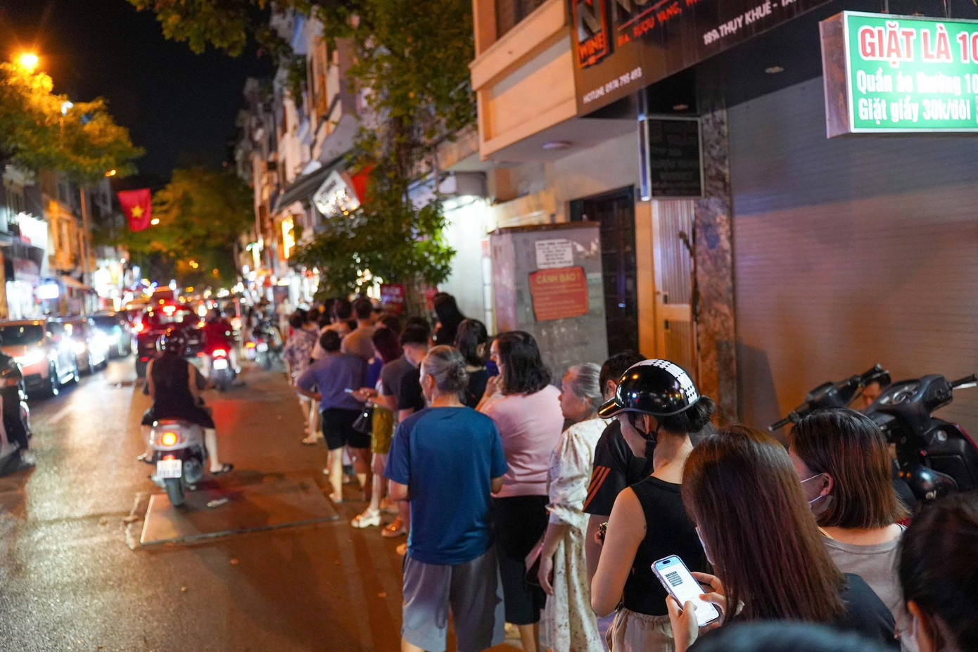 Hà Nội: Đông nghịt người xếp hàng mua bánh Trung thu - Ảnh 12