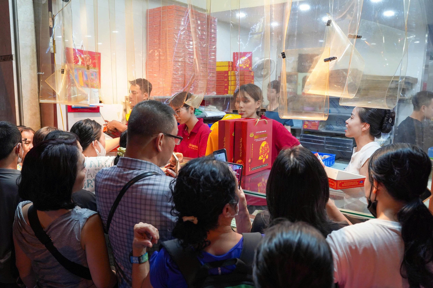 Hà Nội: Đông nghịt người xếp hàng mua bánh Trung thu - Ảnh 5