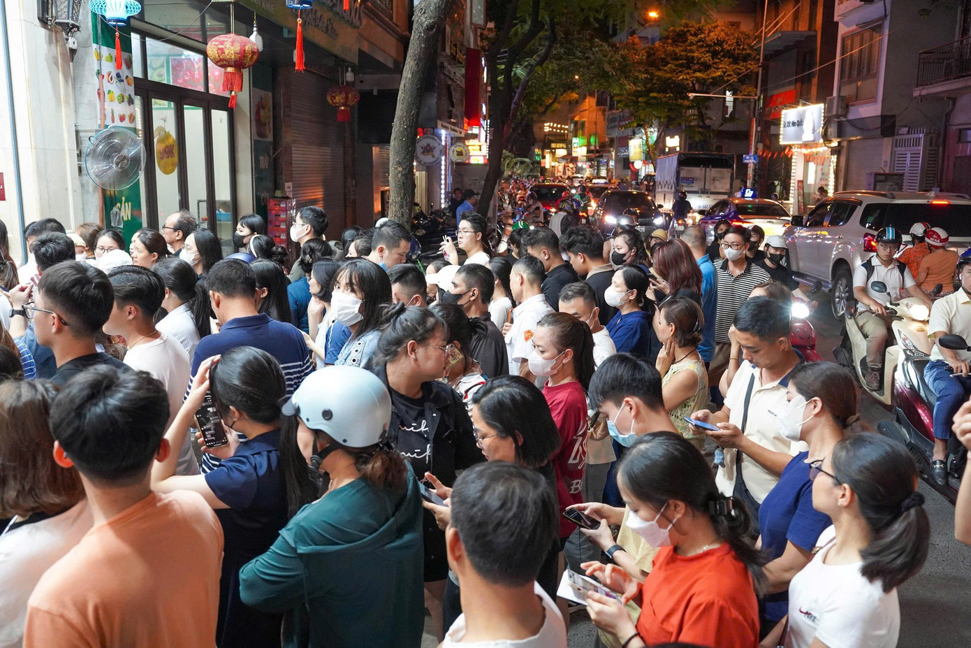 Hà Nội: Đông nghịt người xếp hàng mua bánh Trung thu - Ảnh 4