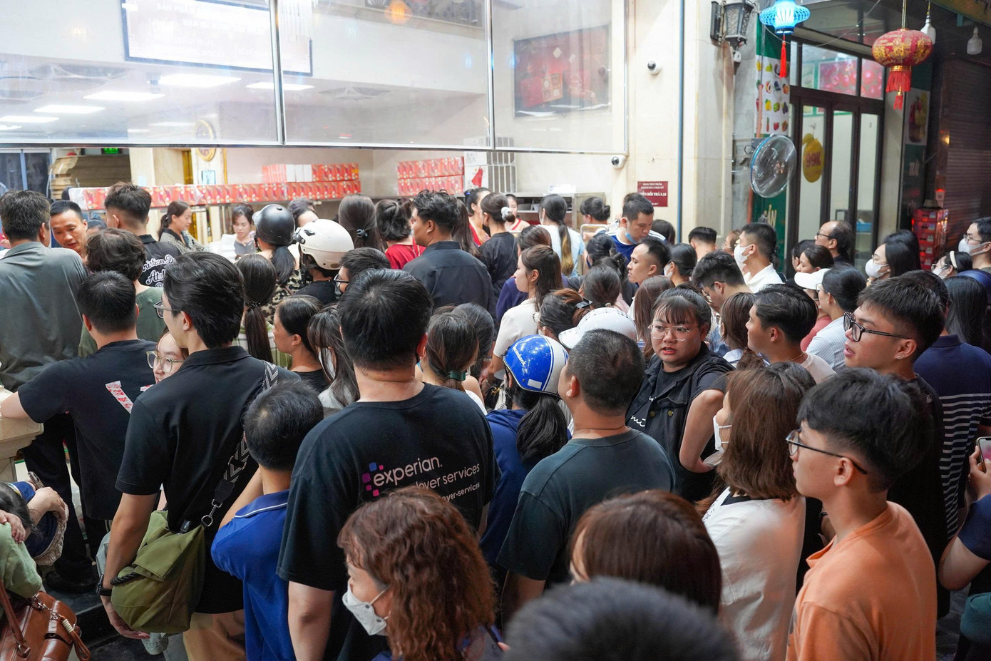 Hà Nội: Đông nghịt người xếp hàng mua bánh Trung thu - Ảnh 14