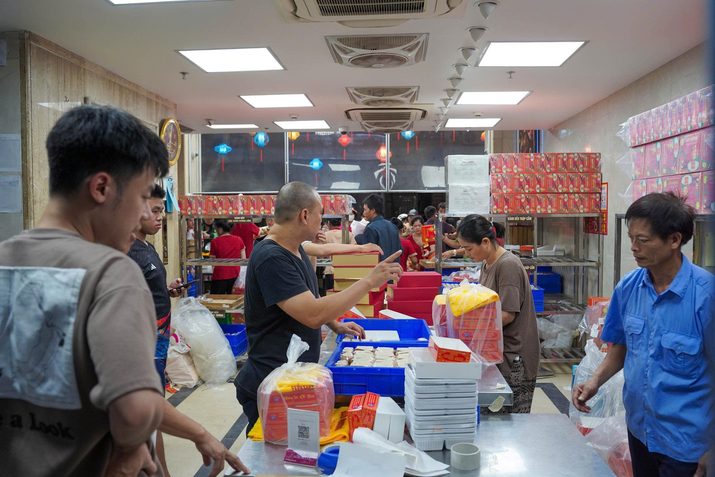 Hà Nội: Đông nghịt người xếp hàng mua bánh Trung thu - Ảnh 11