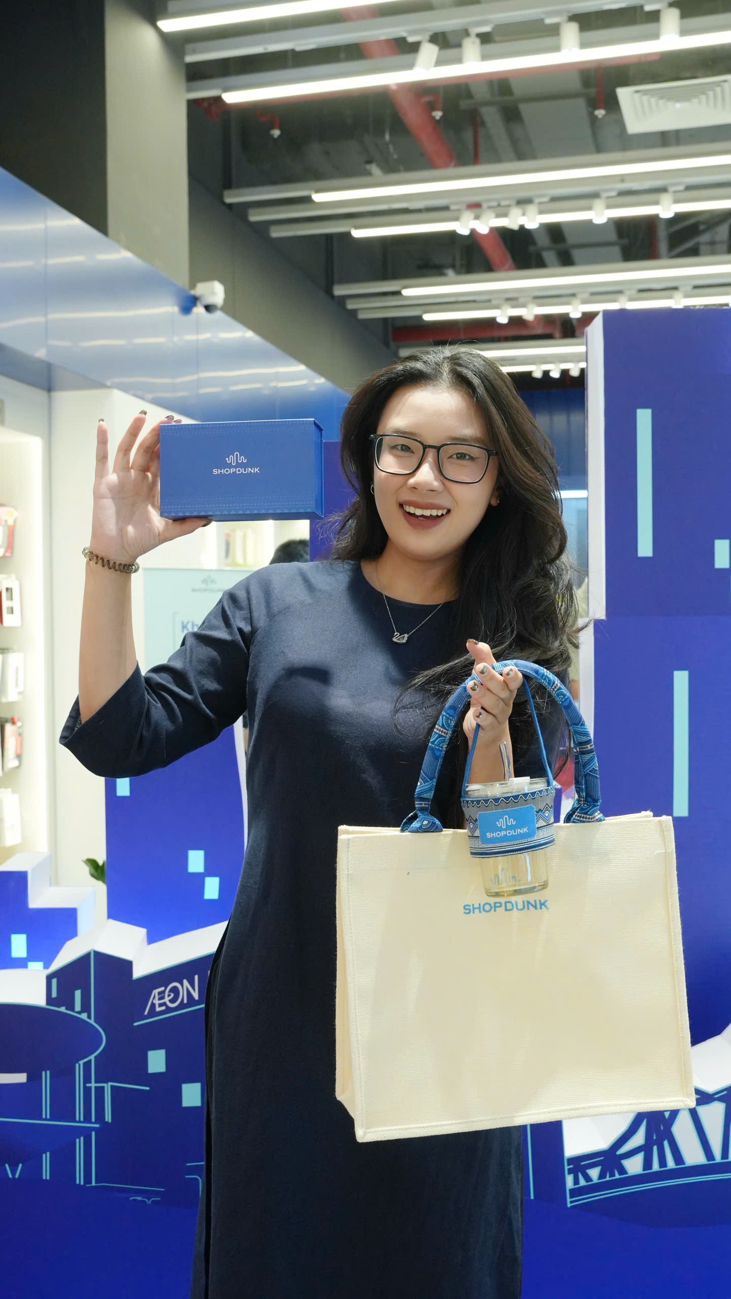 ShopDunk lần đầu mở không gian trải nghiệm bên trong TTTM - Ảnh 3