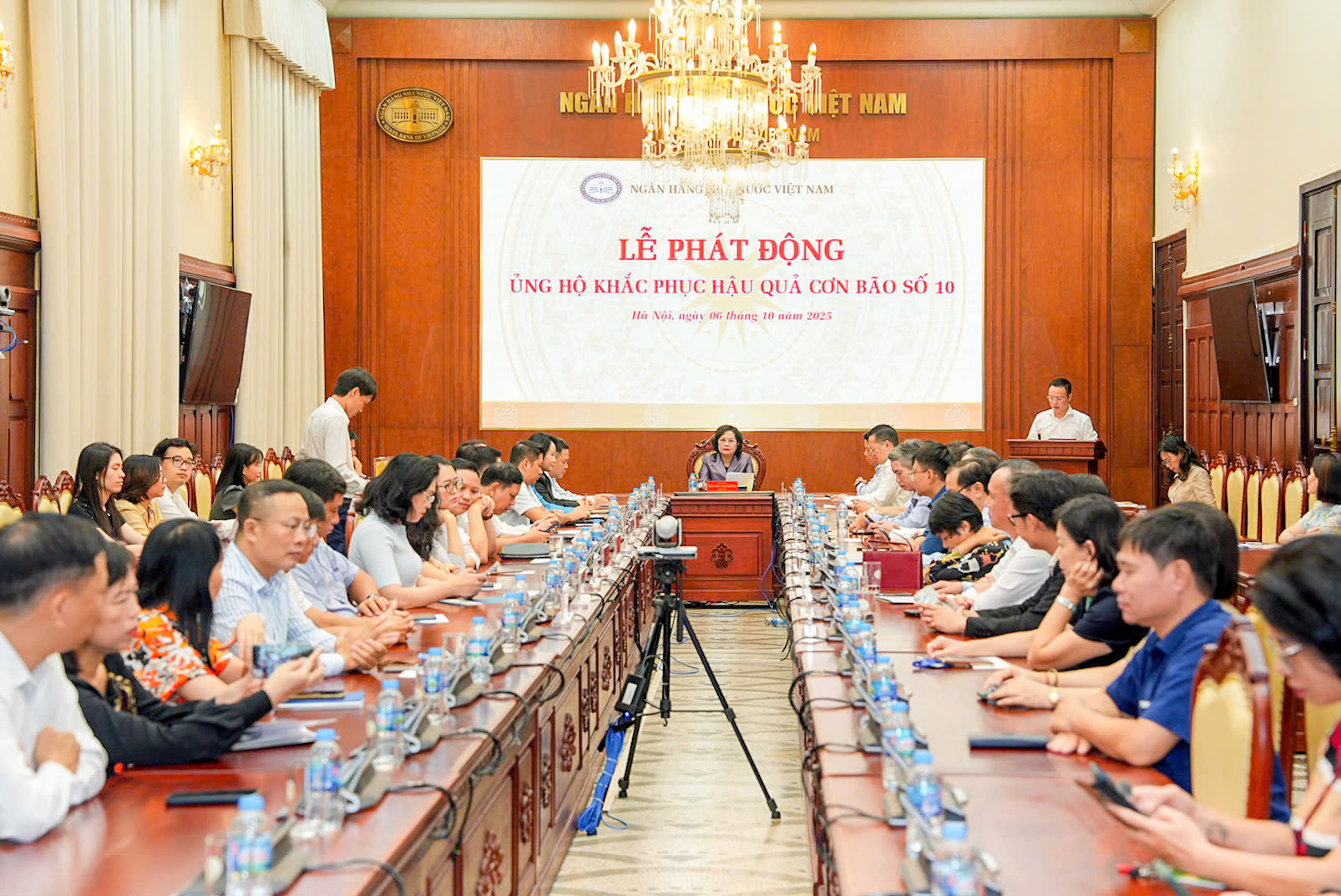 Ngân hàng Nhà nước phát động ủng hộ đồng bào khắc phục thiệt hại do cơn bão số 10 - Ảnh 1