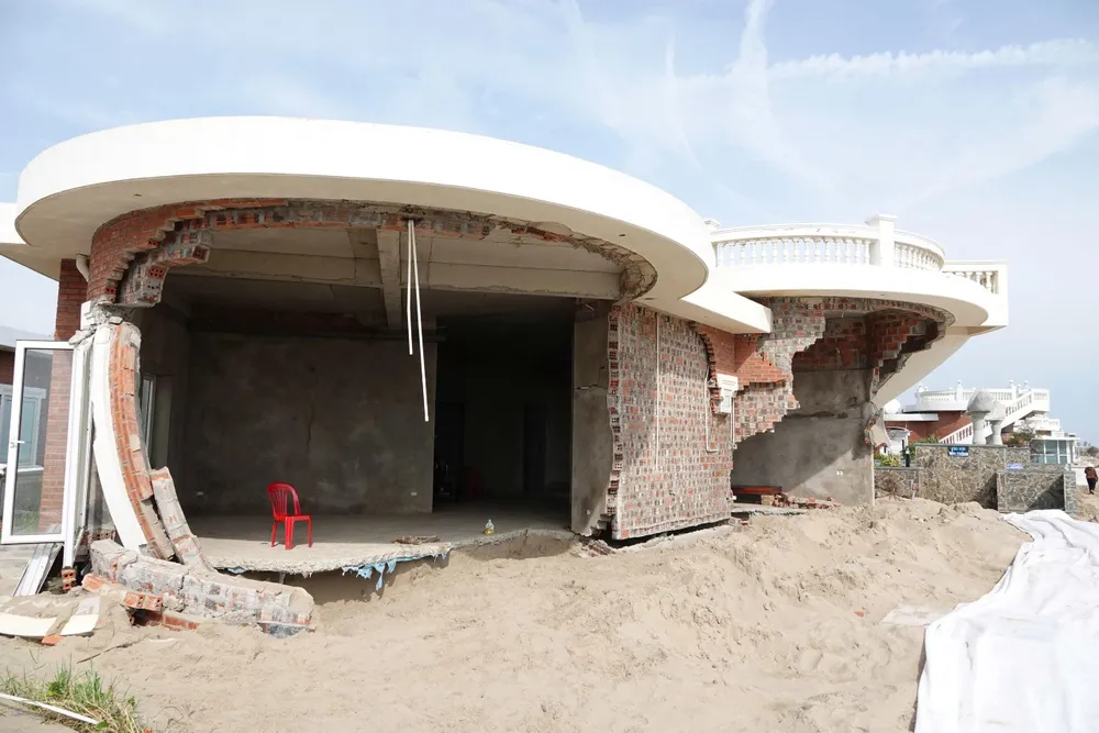 Sở Xây dựng Hà Tĩnh nói gì về vụ nhiều căn villa sát biển đổ sập sau bão số 10? - Ảnh 5