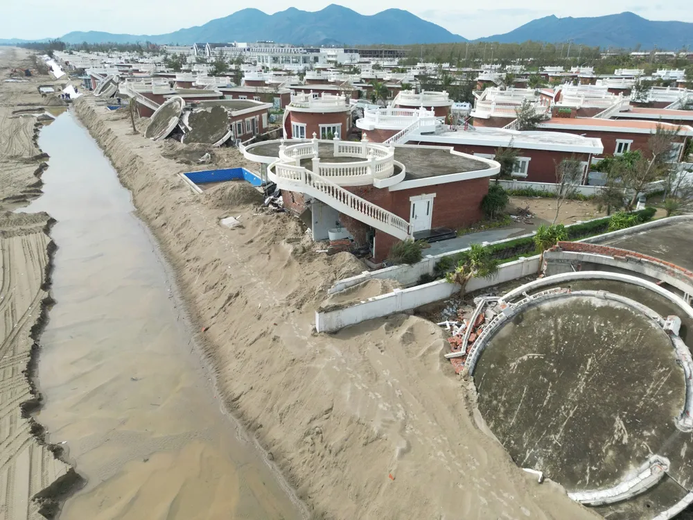 Sở Xây dựng Hà Tĩnh nói gì về vụ nhiều căn villa sát biển đổ sập sau bão số 10? - Ảnh 2