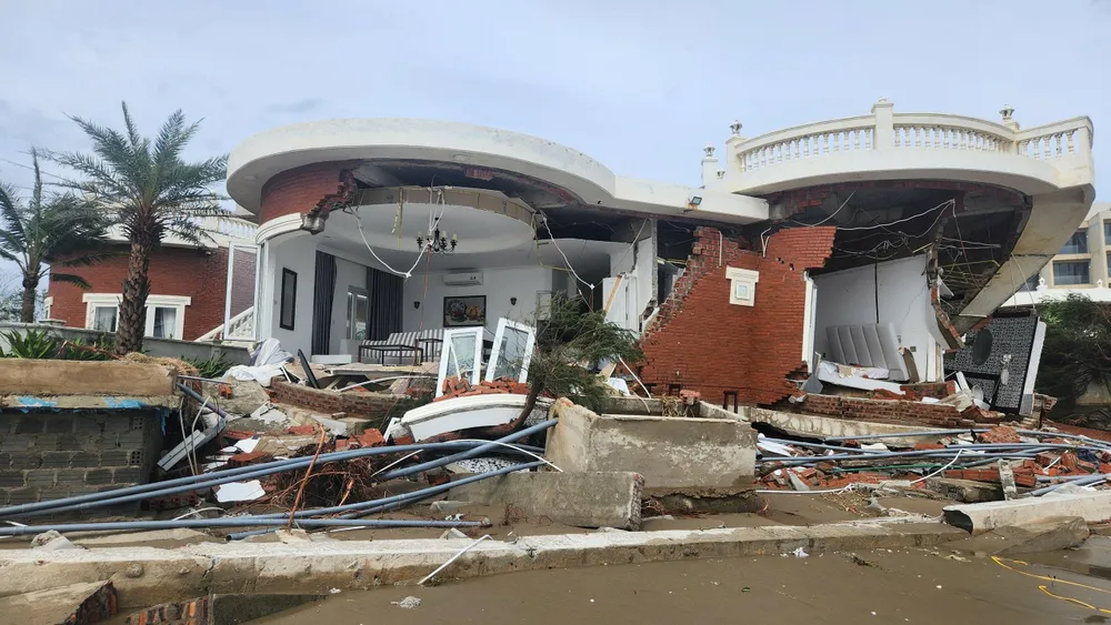 Sở Xây dựng Hà Tĩnh nói gì về vụ nhiều căn villa sát biển đổ sập sau bão số 10? - Ảnh 3