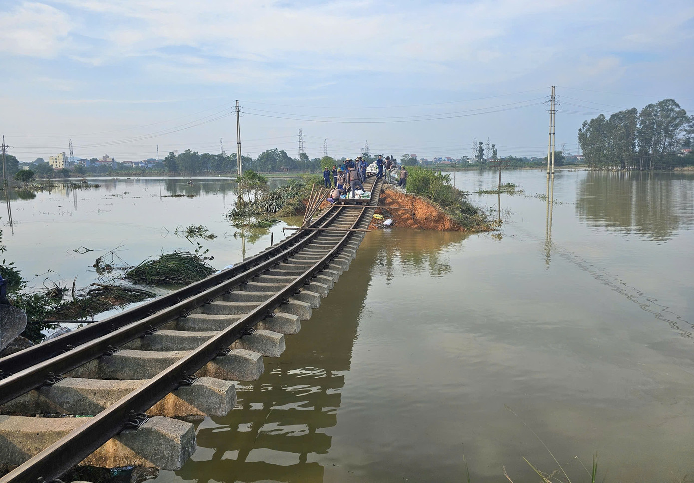 Hà Nội đề xuất xây cống qua đường sắt gặp sự cố, di dời 800 hộ dân vào trong đê - Ảnh 1