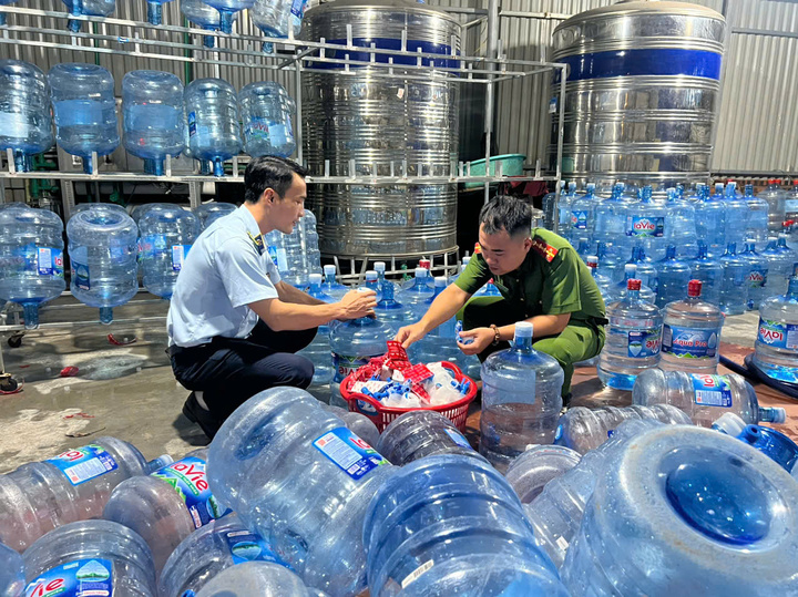 Bơm nước máy vào bình 'phù phép' thành nước Lavie giả bán khắp Hà Nội - Ảnh 2