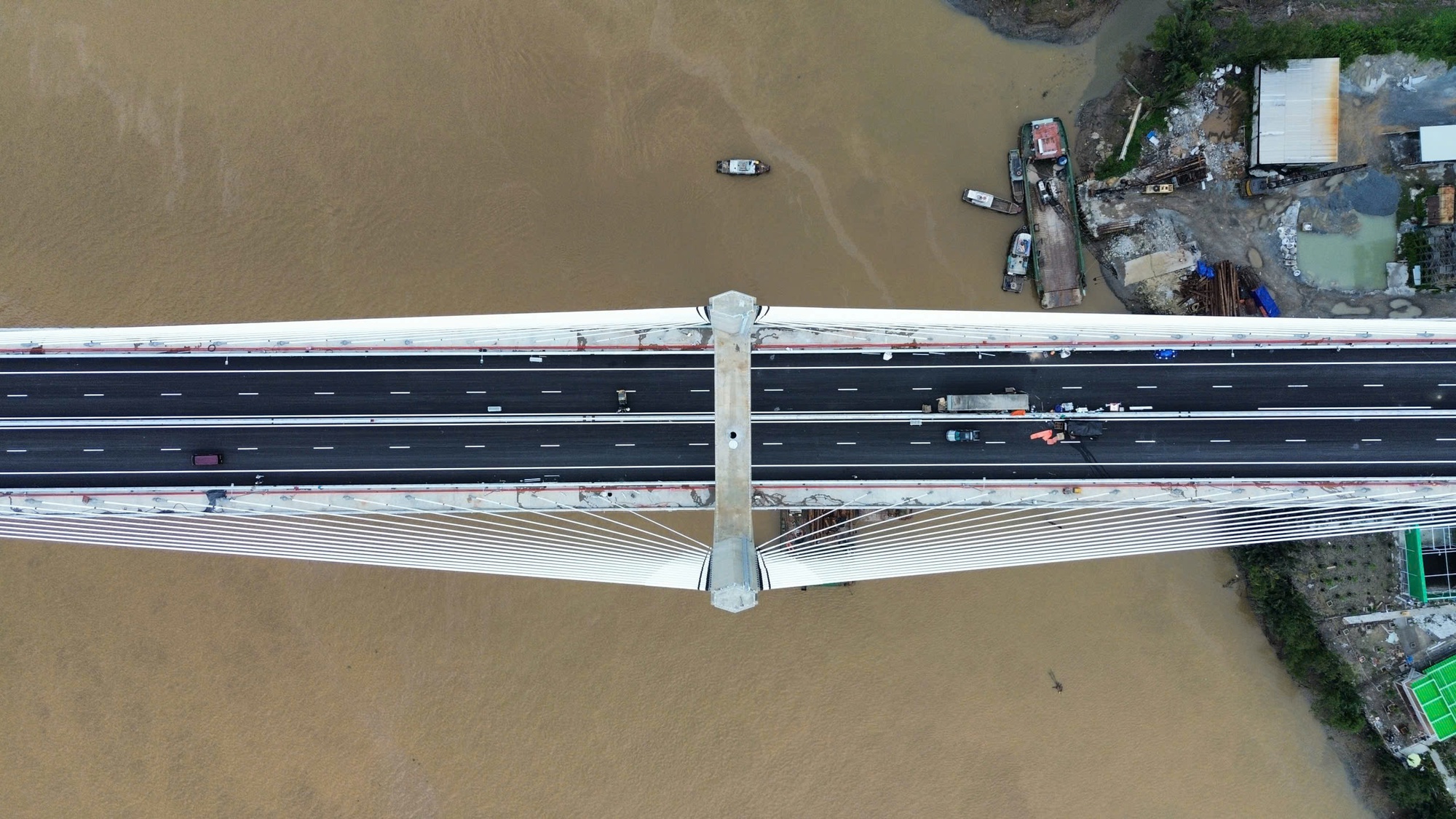 Ngắm cầu dây văng có tĩnh không cao nhất Việt Nam - Ảnh 2