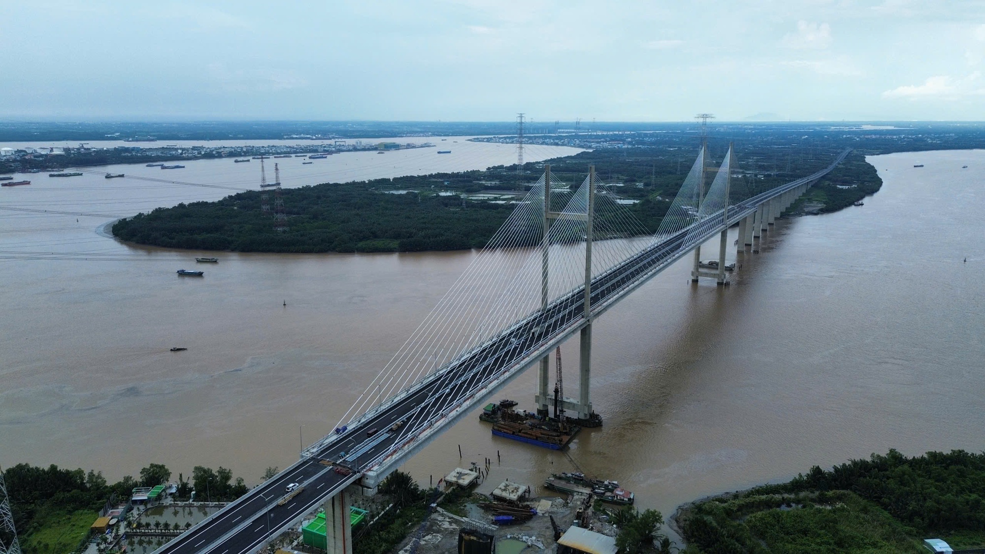 Ngắm cầu dây văng có tĩnh không cao nhất Việt Nam - Ảnh 4